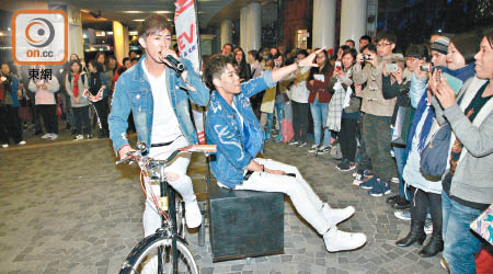 ReVe在街頭表演，吸引百多位歌迷及途人圍觀。