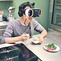 謝霆鋒戴VR眼鏡睇騷。