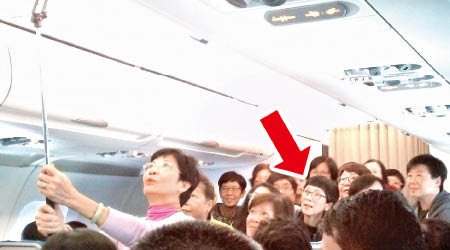 陳寶珠赴上海探仔，一班珠迷隨隊捧場，在機上合照。
