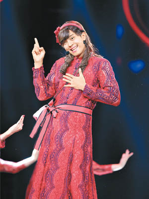 羅志祥扮女人，率領御用舞團在台上載歌載舞。（新浪娛樂圖片）
