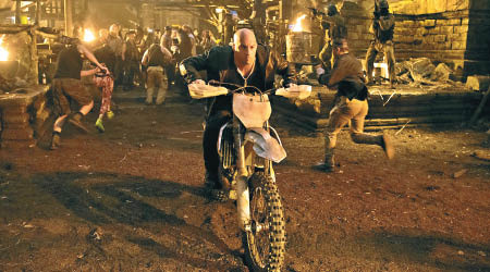 拍《狂野時速》系列的雲狄素，揸電單車駕輕就熟！