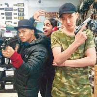 Tony Jaa（左）、吳亦凡（右）揸槍扮型，Deepika整古做怪。