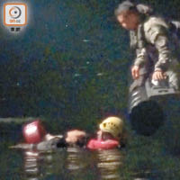 水警救援<br>伍淑怡於海邊直播跳落海一刻，之後救援人員將她救起並送院治療。