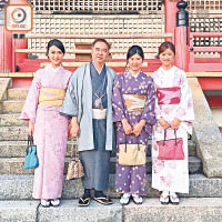 YoYo（左）與家人穿上和服影全家福。