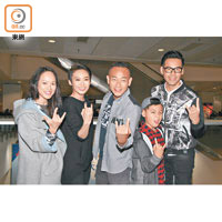 徐榮（右起）與兒子、林保怡、周家怡及簡慕華齊齊Chok甫。
