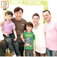 江碧蕙與前夫及兩子曾與成龍合照。