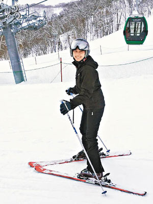 岑潔儀在北海道度歲，享受滑雪樂。