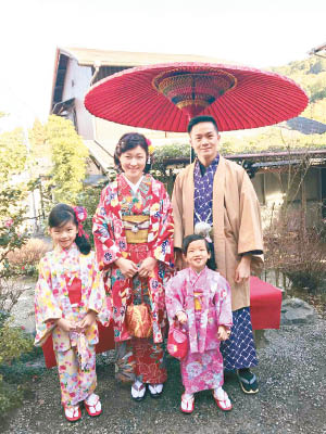 胡諾言、陳琪及兩個囡囡一同穿上和服留影。