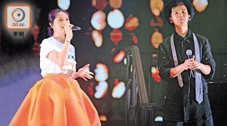 林奕匡很感激千嬅做嘉賓，兩人合唱後即互笠高帽。