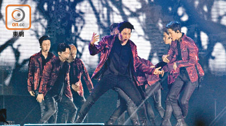 EXO勁歌熱舞，粉絲尖叫不斷。