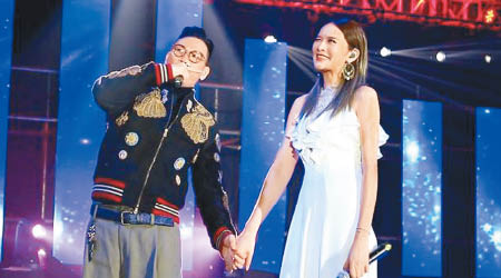 蘇永康邀請柳妍熙結伴登台，並拖手合唱。