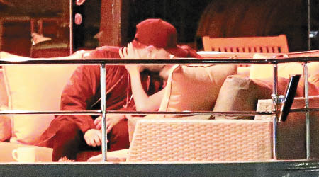 Selena與The Weeknd在遊艇上咀不停，認真冤氣。（東方IC圖片）