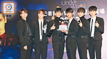 （左起）：Leo、Hongbin、Ravi、N 、Ken、Hyuk<br>Ravi獲粉絲送上蛋糕為他補祝生日。