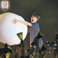 Hyuk以巨型氣球與全場歌迷互動。