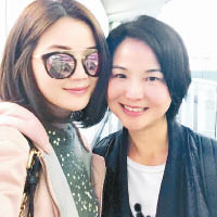 蔡卓妍（左）帶媽咪去旅行，被指十足兩姊妹。