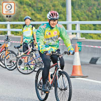 任賢齊驚磨損，唔着底褲踩單車。