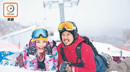 Eric帶埋老婆Grace去北海道滑雪，卻失手仆到拗柴。