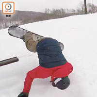 Eric跌到變滾地葫蘆，撻在雪地動彈不得。