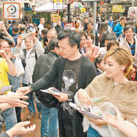 艾威、林熹瞳大受街坊歡迎。