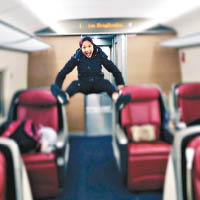 千嬅曾坐新款高鐵，車廂大到可以擘髀跳起。
