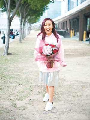 黃美棋白色情人節收到一大束鮮花，她上載相片仲標籤男友鍾健威。