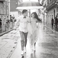 安以軒與老公在傘下漫步，Sweet爆！（黑白圖片）