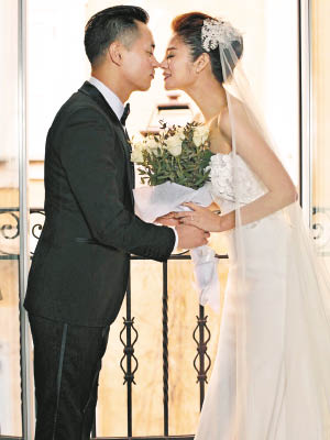 安以軒與拍拖兩年的富商男友陳榮煉驚爆婚訊，獲網民讚登對。