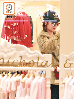 李亞男在嬰兒用品店專攻粉紅BB衫，唔通有好消息？