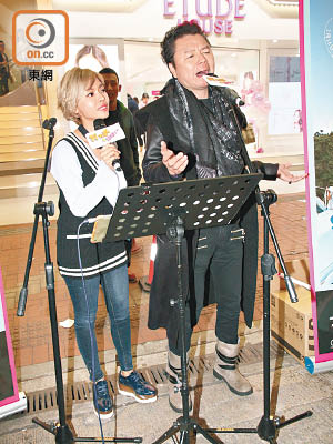 艾威與林熹瞳在街頭獻唱《海闊天空》吸引不少途人圍觀。