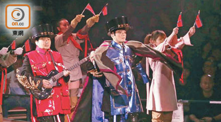 黃耀明和劉以達穿上軍人Look，帶領紅衞兵造型的舞蹈員出場。