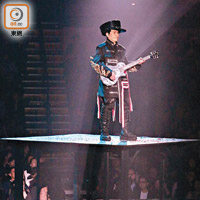 劉以達罕有地在演唱會中Solo自彈自唱。