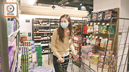 吳綺莉戴着口罩到超市購物。