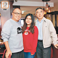 拉姆很感激監製楊紹鴻（左）及誼父鍾海明的照顧。