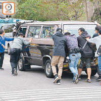 泳兒坐定定扮「柴可夫」，辛苦工作人員在鏡頭外推車。