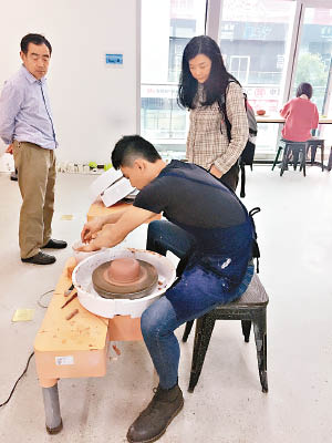 陳玉蓮對於陶瓷製作甚感興趣。