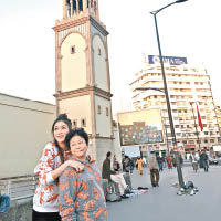 兩母女在卡薩布蘭卡市中心的城門前合照。