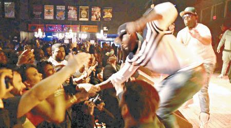 50 Cent被扯跌之際，順勢出拳打向女粉絲心口。（東方IC圖片）