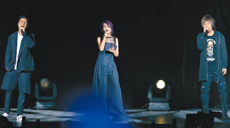 楊千嬅與余文樂（左）再次擔任五月天巡唱嘉賓，與阿信合唱。
