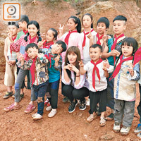李彩華飾演山區老師，與小朋友相處融洽。