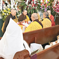 告別儀式以佛教形式進行。