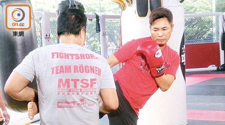 郭晉安到新加坡拍健康節目，親身打泰拳。