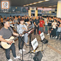 首次玩busking的軒仔獲近300粉絲及途人支持。