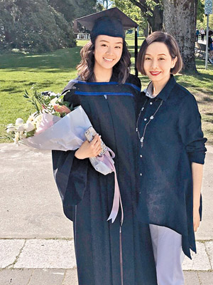 毛舜筠飛到加拿大見證女兒區令山行畢業禮。