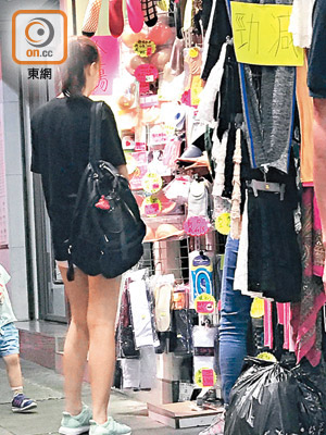劉佩玥站在內衣店前選購「缽仔糕」，用嚟冧新歡周志文？