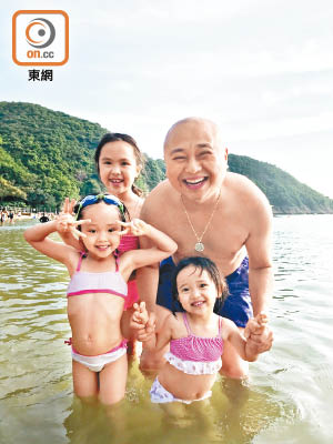 Bob帶同三個女兒游水，提前慶祝父親節。