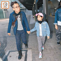 順利晉級的Celine，昨晨六時許與爸爸譚順生返抵香港。