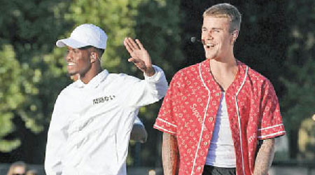 Justin Bieber（右）前日在倫敦表演，本來心情唔錯，但愈唱愈忟憎。（東方IC圖片）