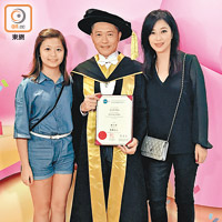 蘇志威獲「榮譽院士」咁威，太太劉小慧及女兒當然要見證這一刻！