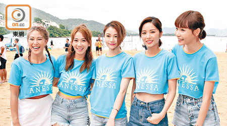 Jessica(左二）暗示名花有主，SG各成員都替她高興。