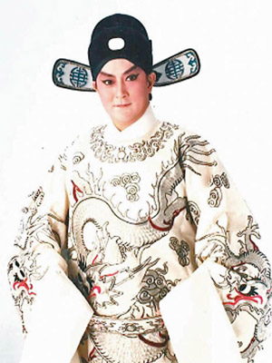 吳仟峰多年來演過不少粵劇。